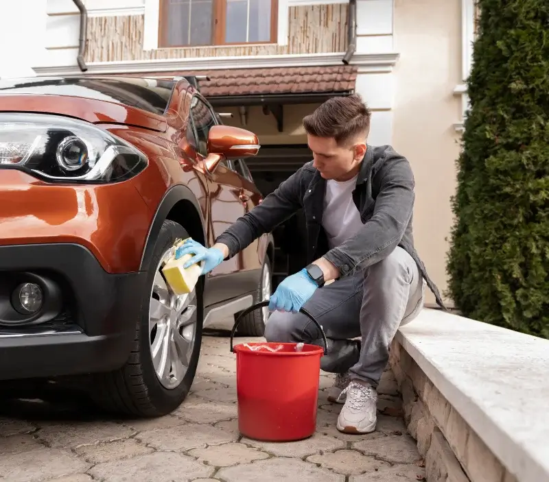 Lavage auto à domicile Lieuran-lès-Béziers : professionnel intervenant sur un véhicule